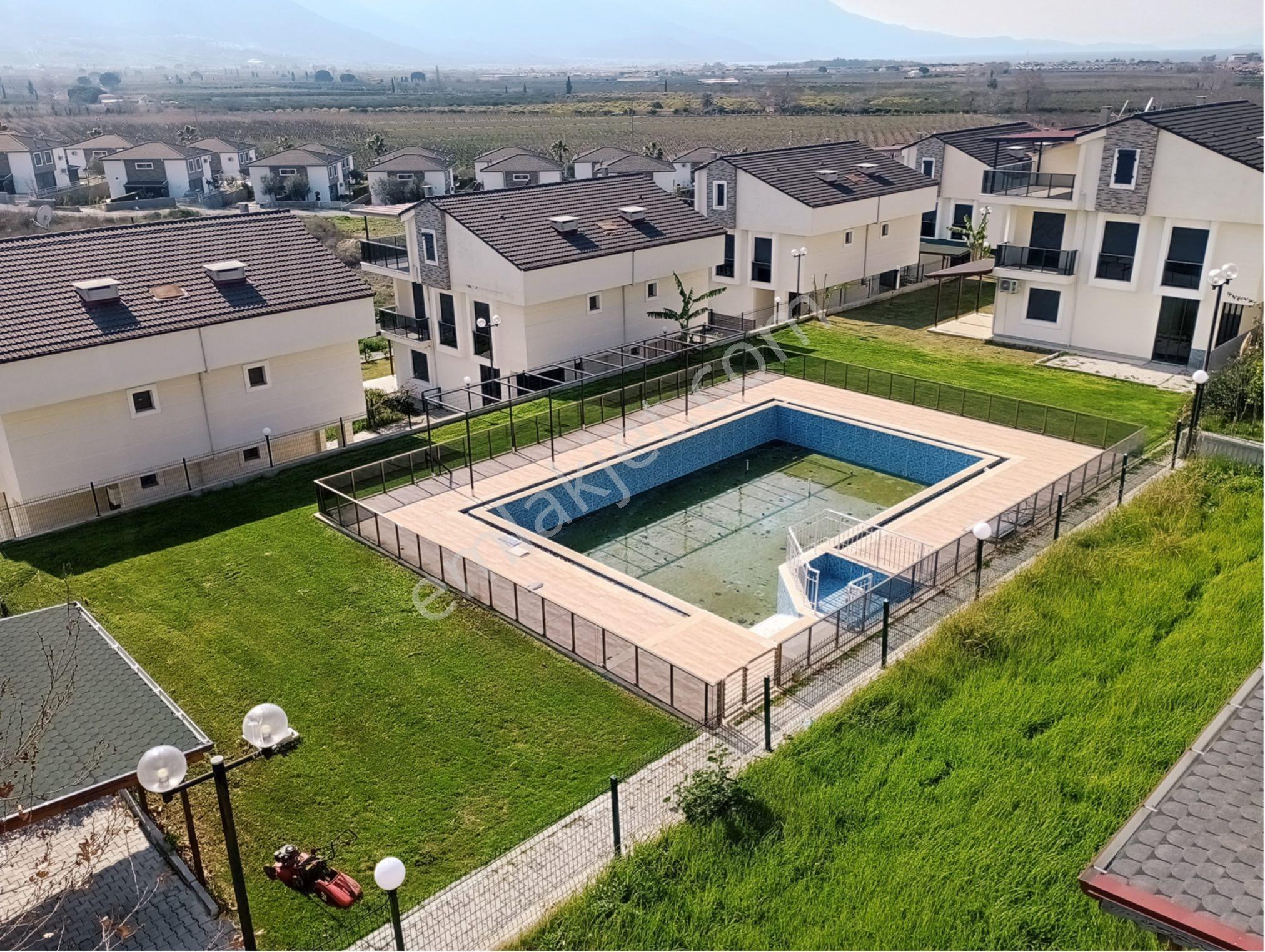 Kuşadasında Sahil Sitelerine Yakın 4+1 Geniş Bahçeli Villa - Görsel 8