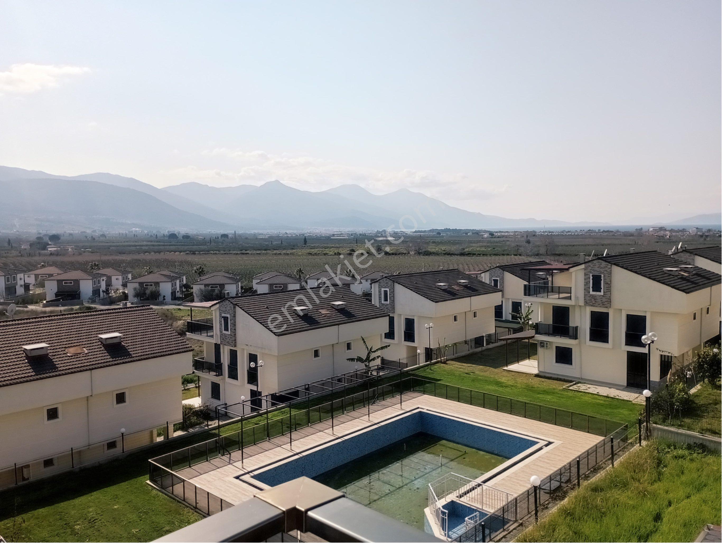 Kuşadasında Sahil Sitelerine Yakın 4+1 Geniş Bahçeli Villa - Görsel 27