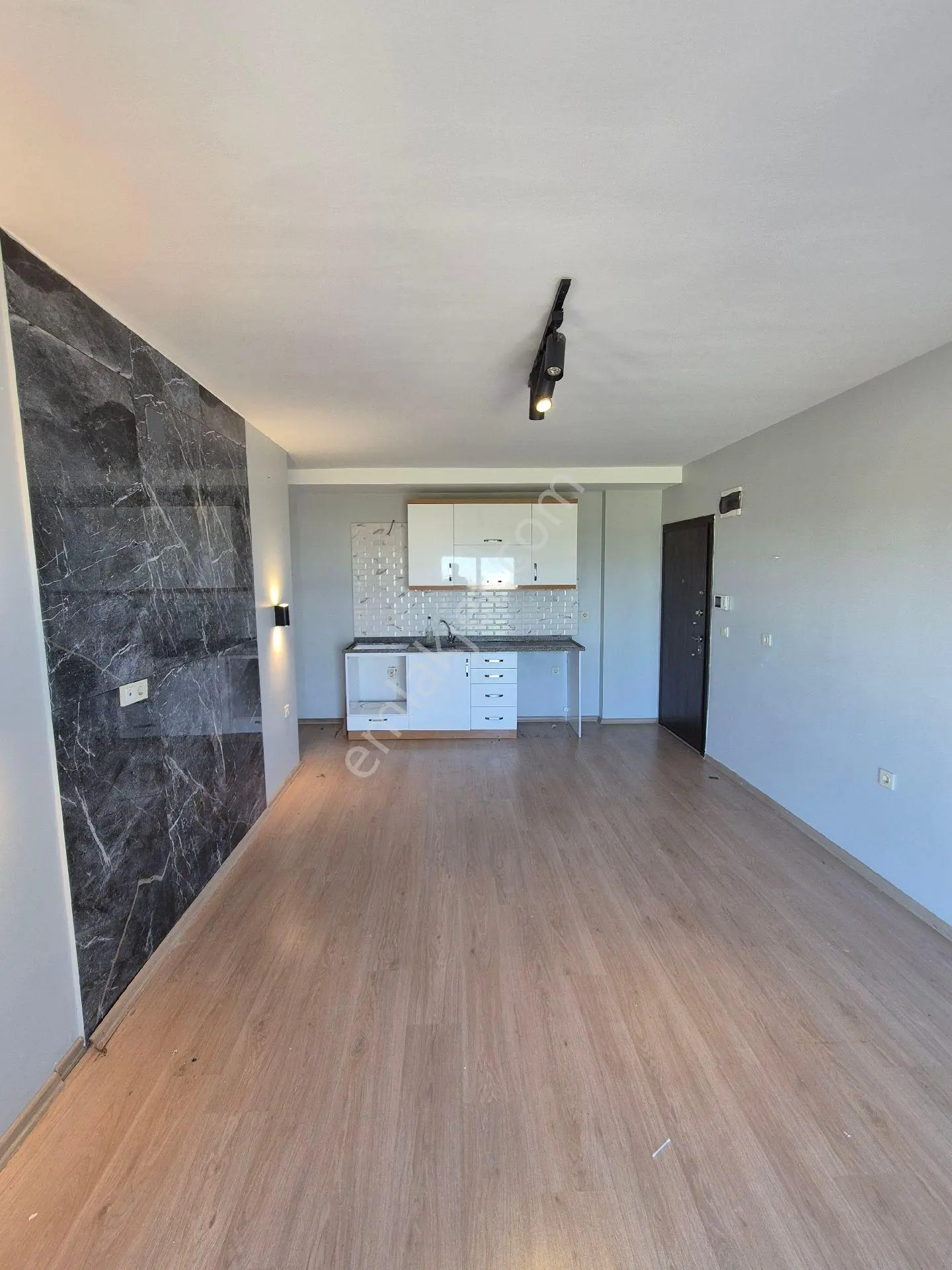 Gültepe'de Cadde Üzeri 1+1 Geniş Oturumlu Kiralık Daire - Görsel 5