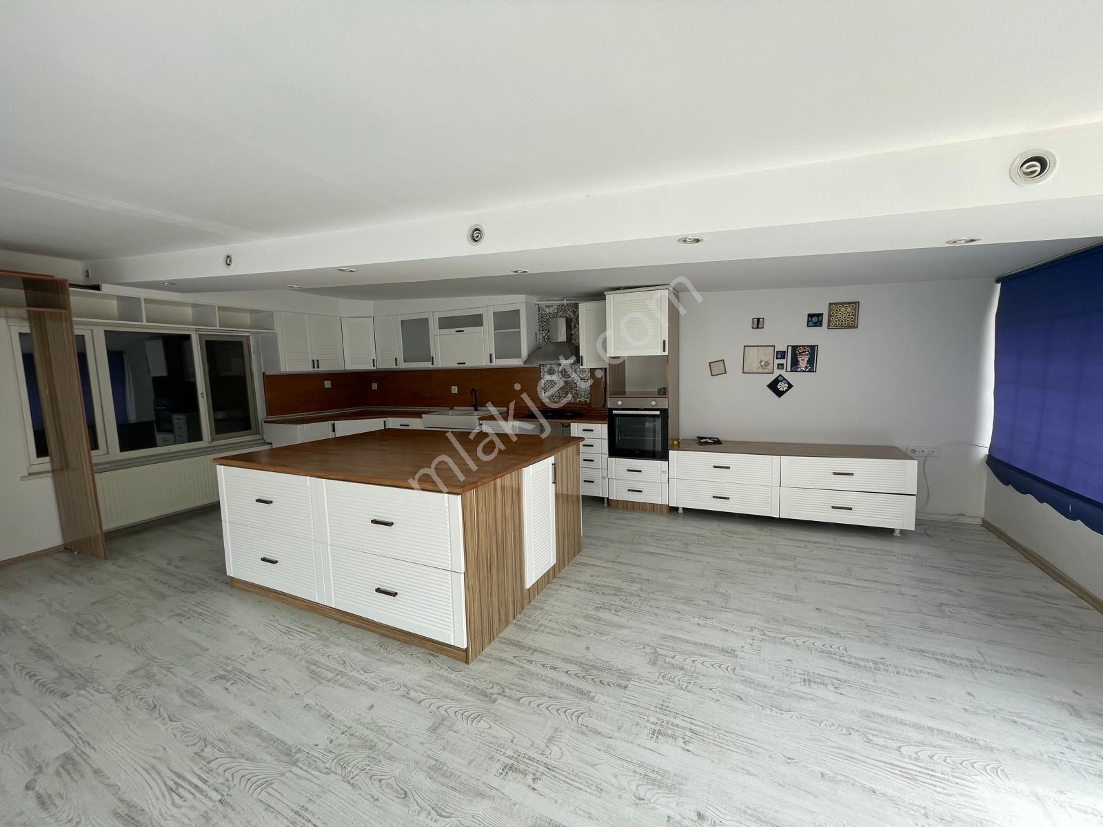 B&u Gayrimenkulden Çarşının Merkezinde. Kiralık 7+2 Daire - Görsel 14