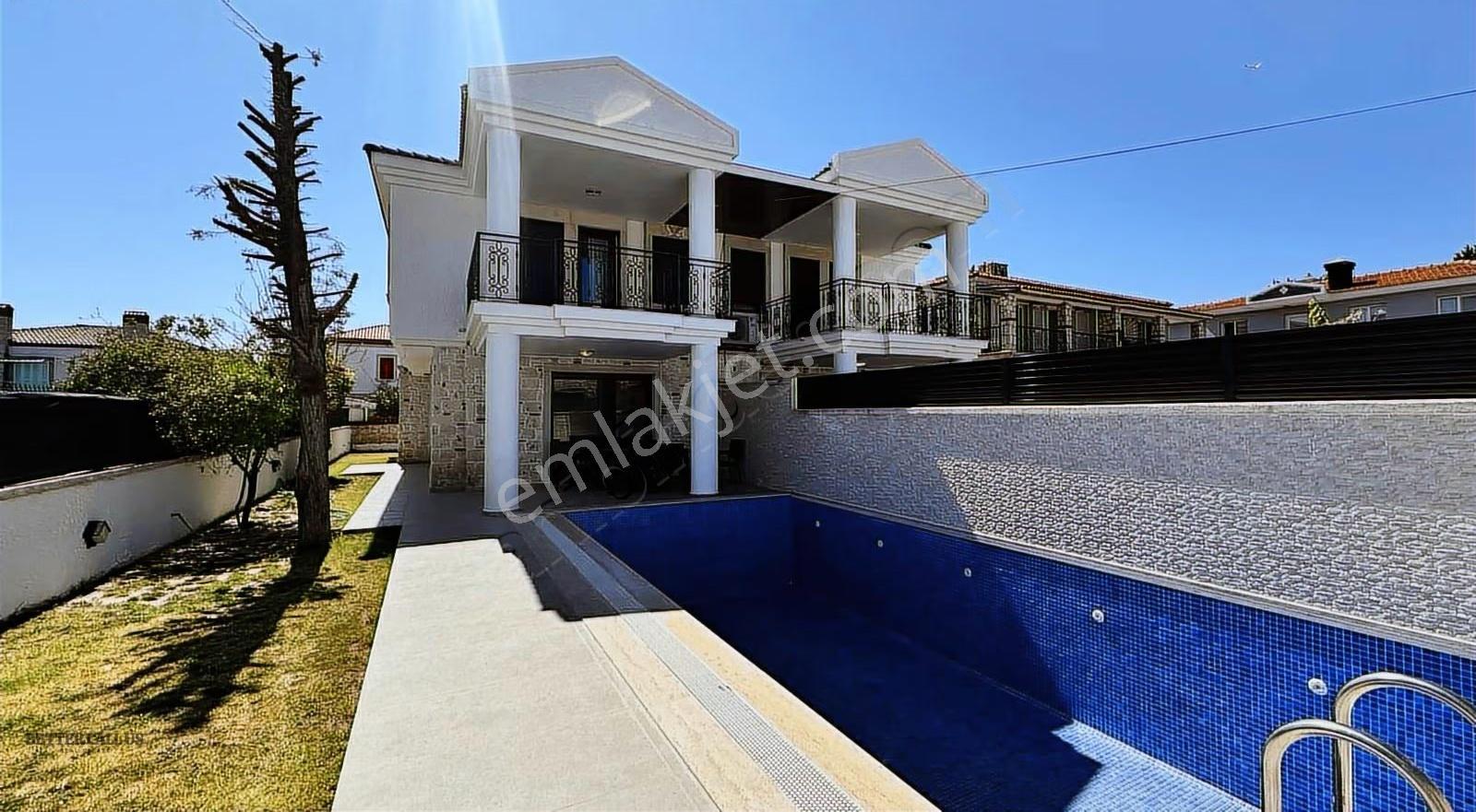Better Call Us'dan Alaçatı'da Kiralık 3+1 Havuzlu Villa