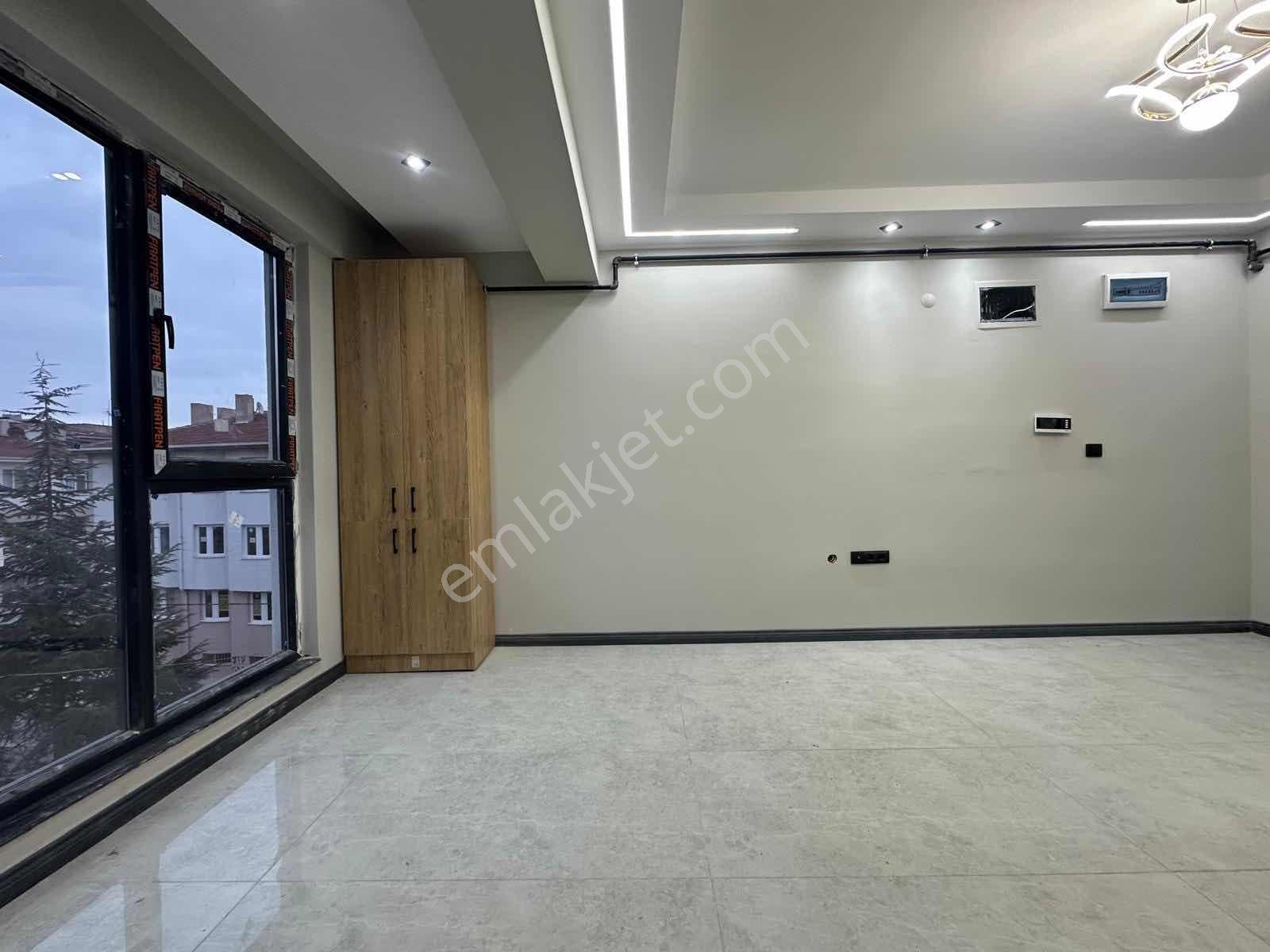 İsmet İnönü 2 Cad.yakını Balkonlu 1+1 Lüx Satılık Daire - Görsel 3
