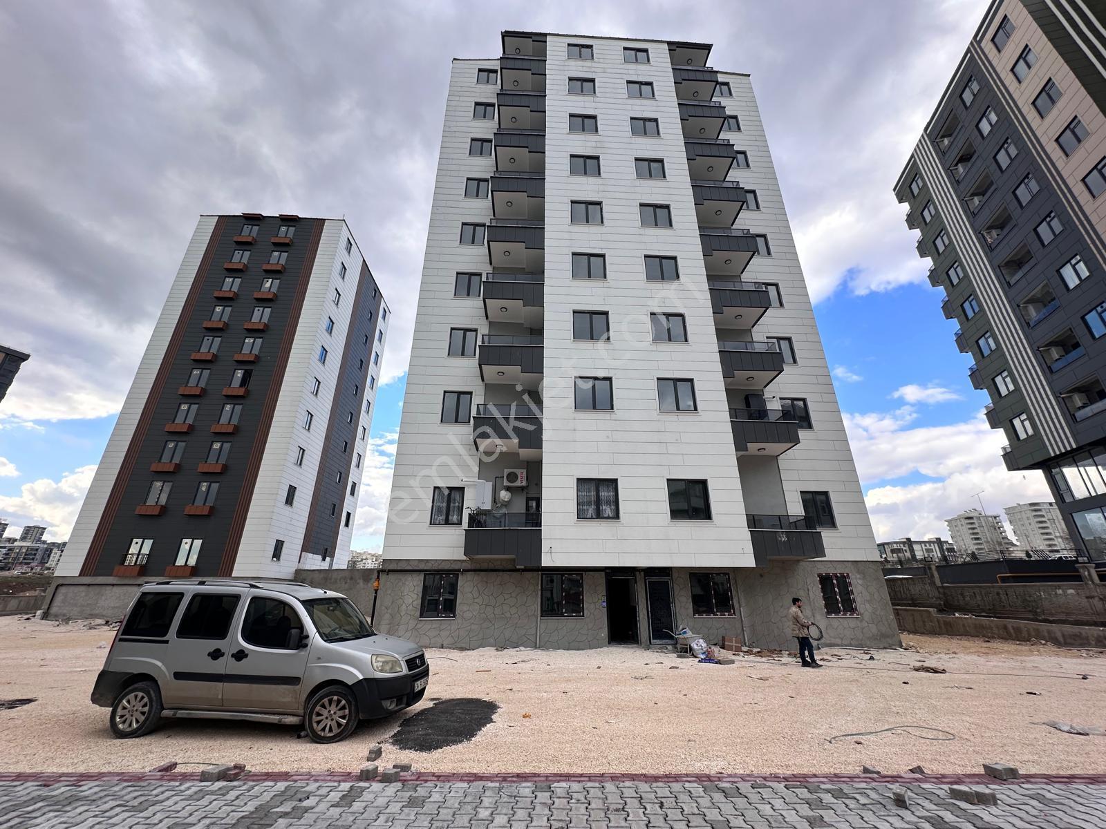 Akev Gayrimenkul'den Mehmetçik 3 Bloklu Sitede 2+1 Ara Kat Daire