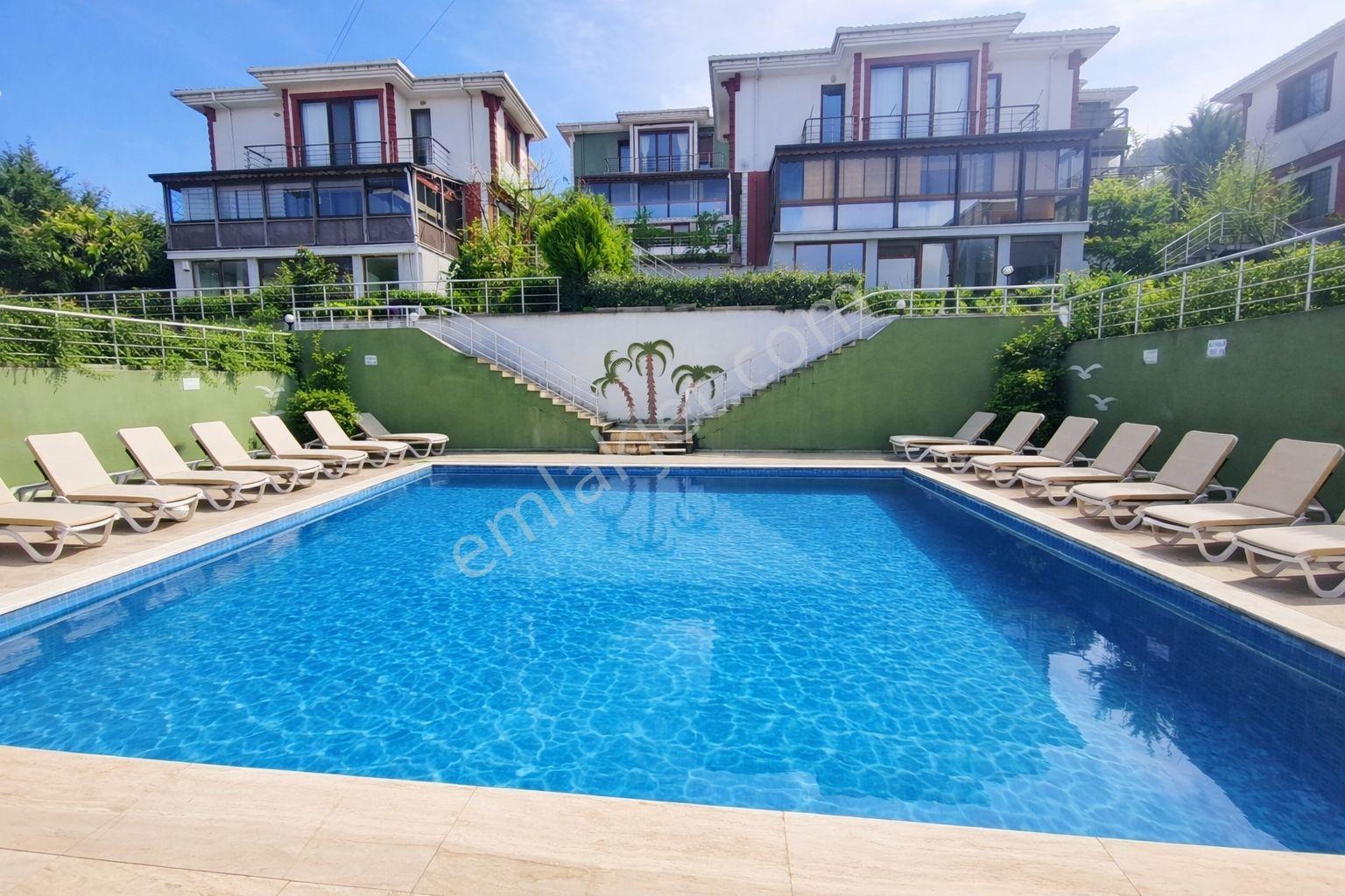 Şile'de Havuzlu Butik Sitede Müstakil Satılık 4+2 Villa
