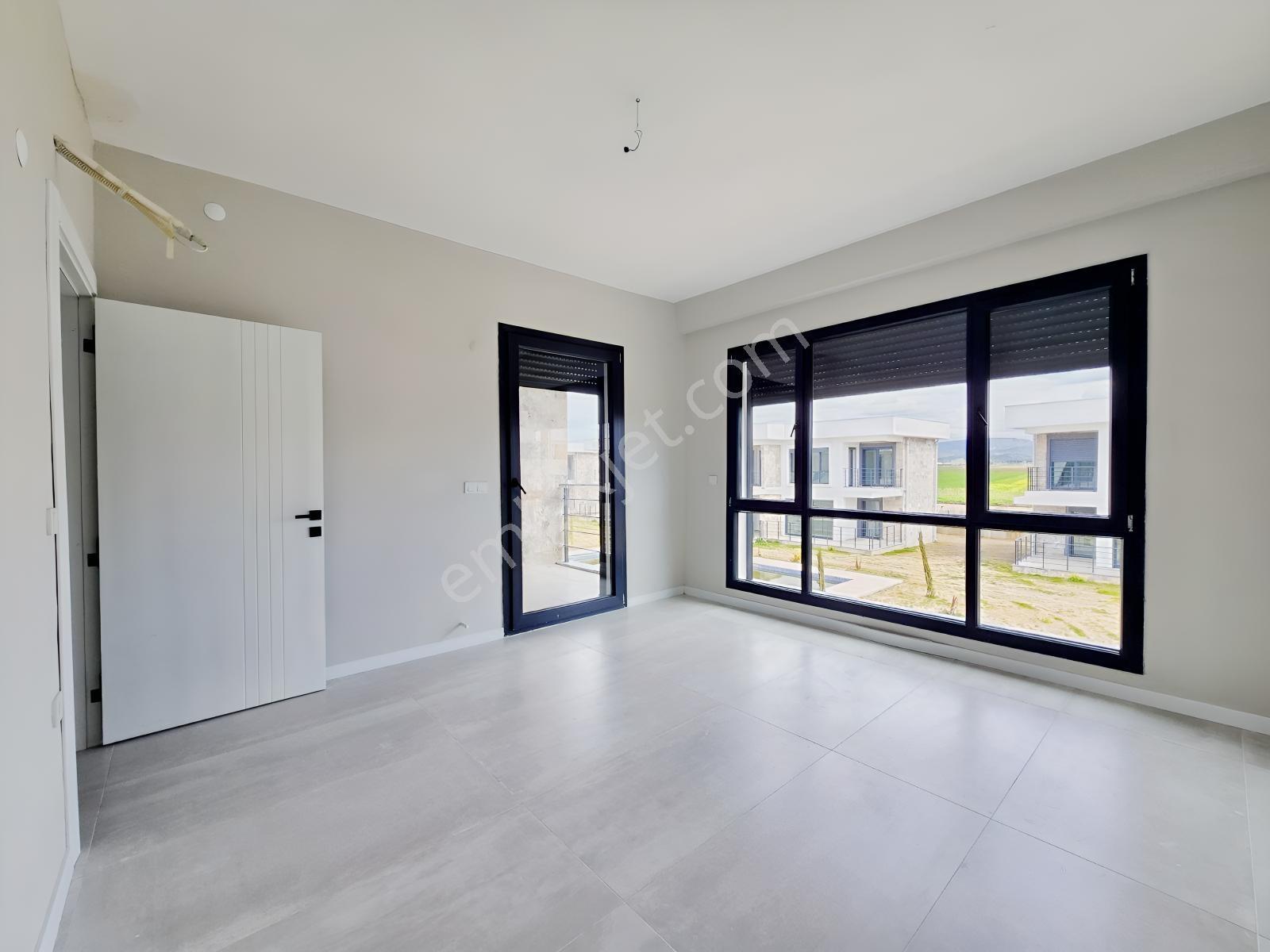 Ayvalık Altınovada Havuzlu Sitede 2+1 Sıfır Villa - Görsel 11