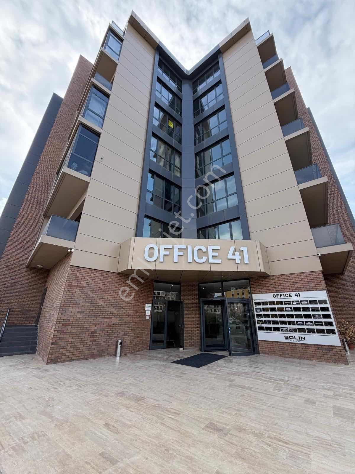 Office 41 'de İçinde Bölünmüş 3 Odalı Kiralık Arakat Ofis & Büro