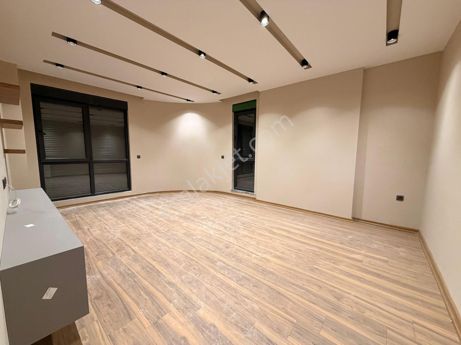 Şehrin Göbeğinde Tramvay Yolu Üzeri Ultra Lüks 4+1 200 M2 - Görsel 12