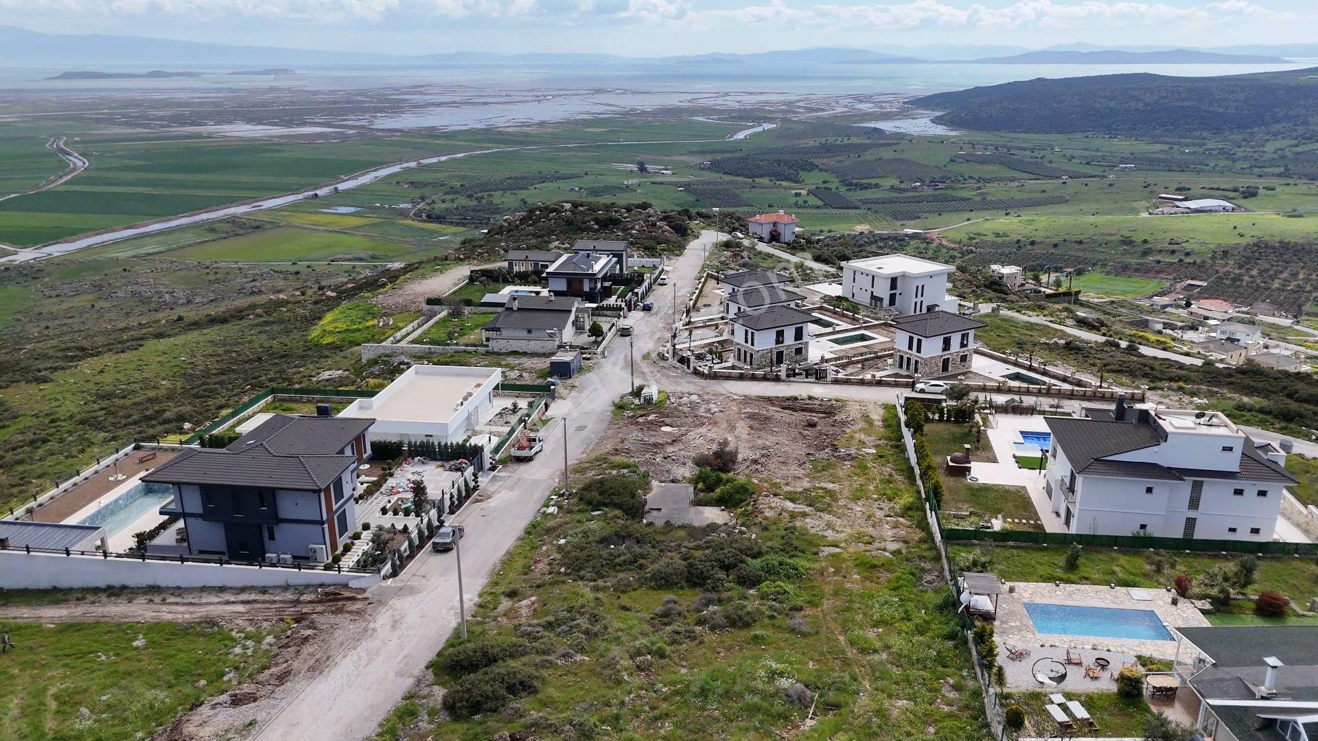 Izmır Foça Foçaköy 'de 1590 M2 3 Vılla Imarlı Projelık Arsa
