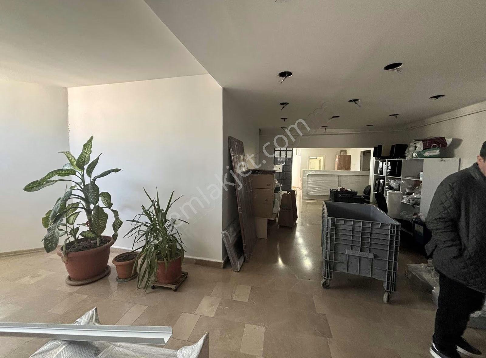 Yenibosna Merkez"de Kiralık 850 M2 İş Hanı Katı Ofisi - Görsel 21