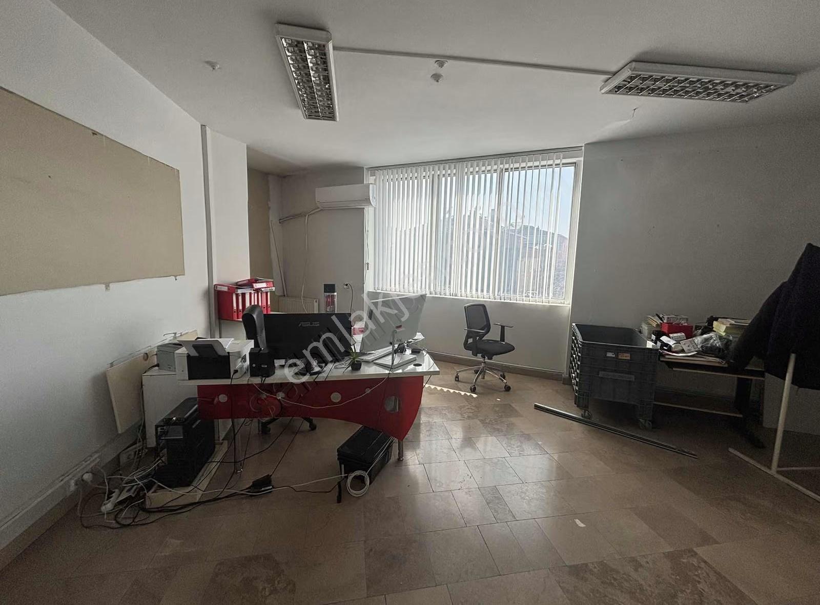 Yenibosna Merkez"de Kiralık 850 M2 İş Hanı Katı Ofisi - Görsel 27