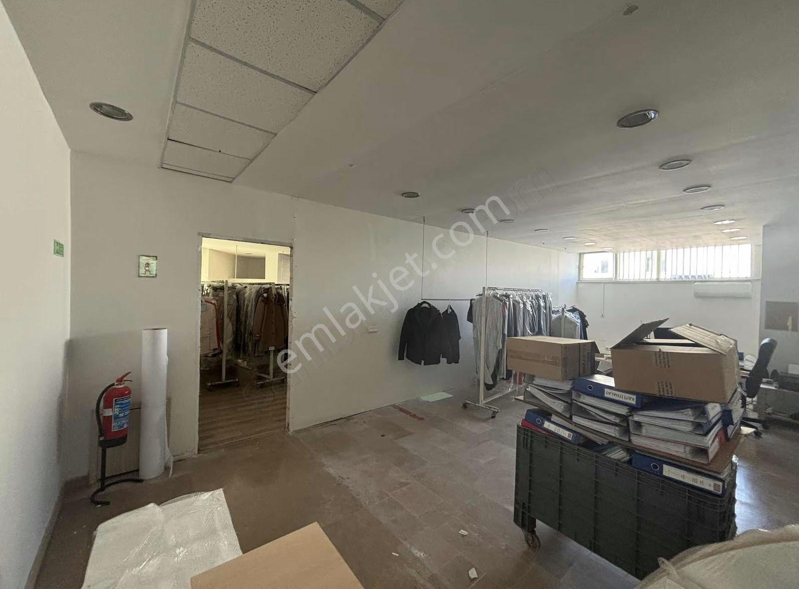Yenibosna Merkez"de Kiralık 850 M2 İş Hanı Katı Ofisi - Görsel 32