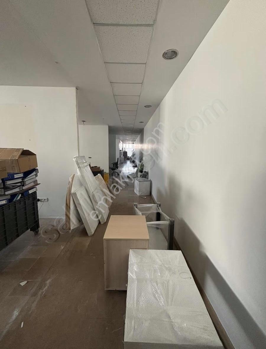 Yenibosna Merkez"de Kiralık 850 M2 İş Hanı Katı Ofisi - Görsel 3