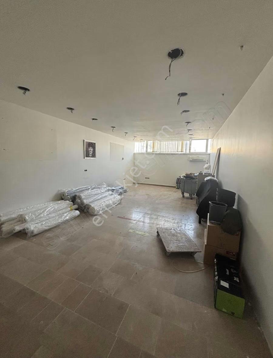 Yenibosna Merkez"de Kiralık 850 M2 İş Hanı Katı Ofisi - Görsel 12
