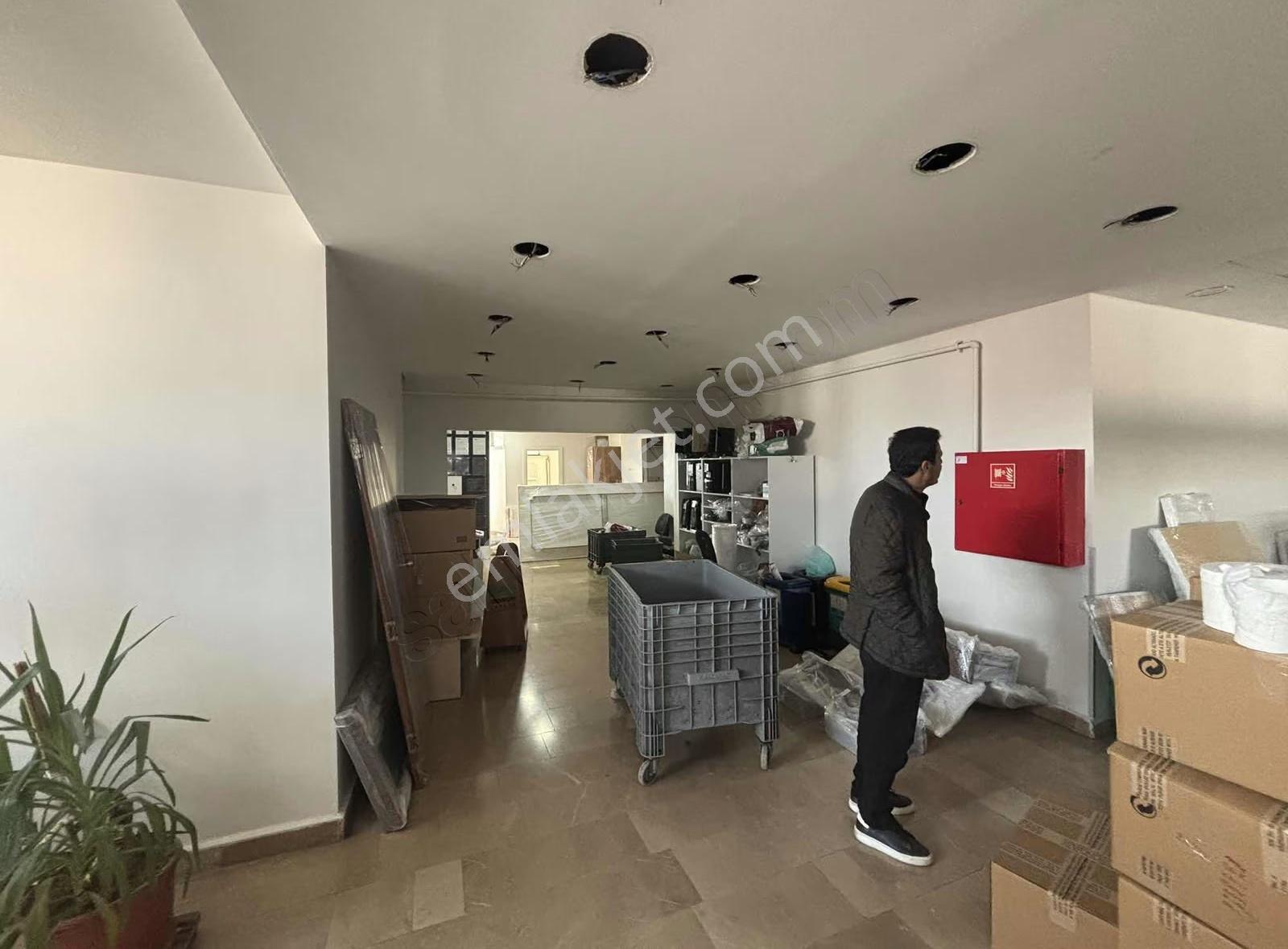Yenibosna Merkez"de Kiralık 850 M2 İş Hanı Katı Ofisi - Görsel 25