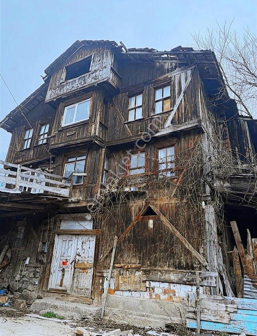 Köy İçinde 305 M2 Arsa İçinde Ahşap Ev