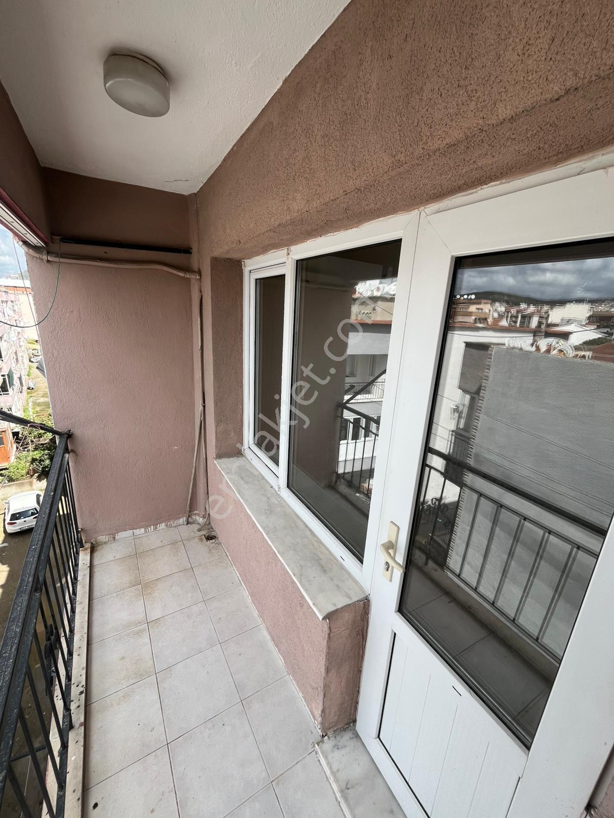 Bergama Maltepe Mahallesi Cadde Üzerinde Satılık 3+1 Daire - Görsel 2