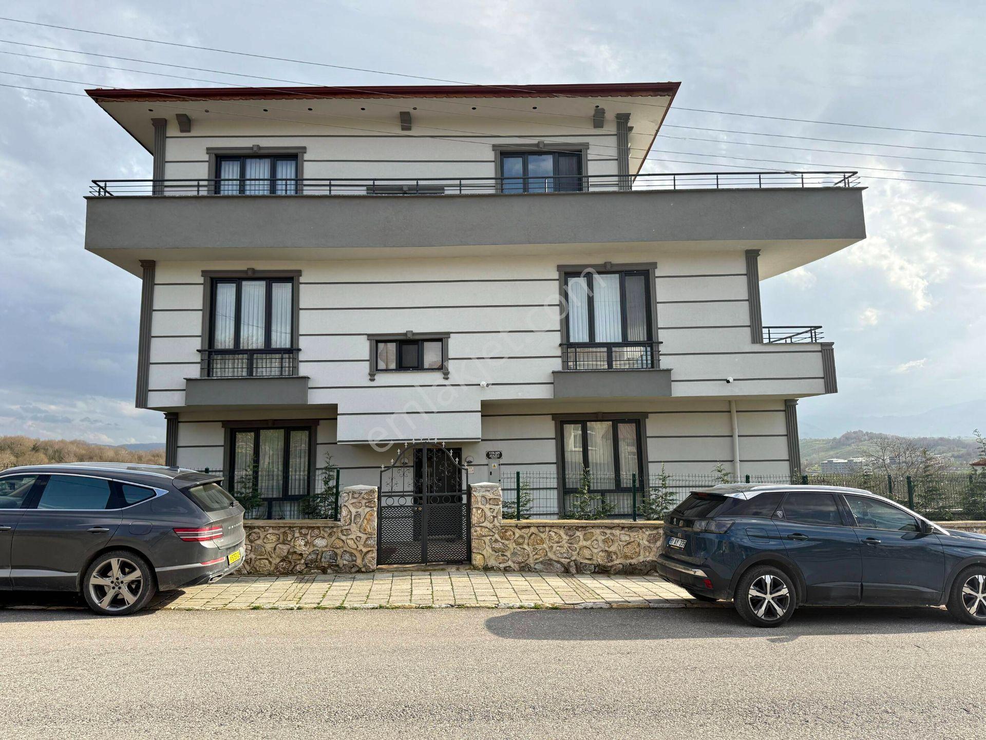 Akçakoca Ayazlı Mahallesi'nde 401 M2 Arsa İçerisind 6+2 453 M2 Satılık Tripleks Villa