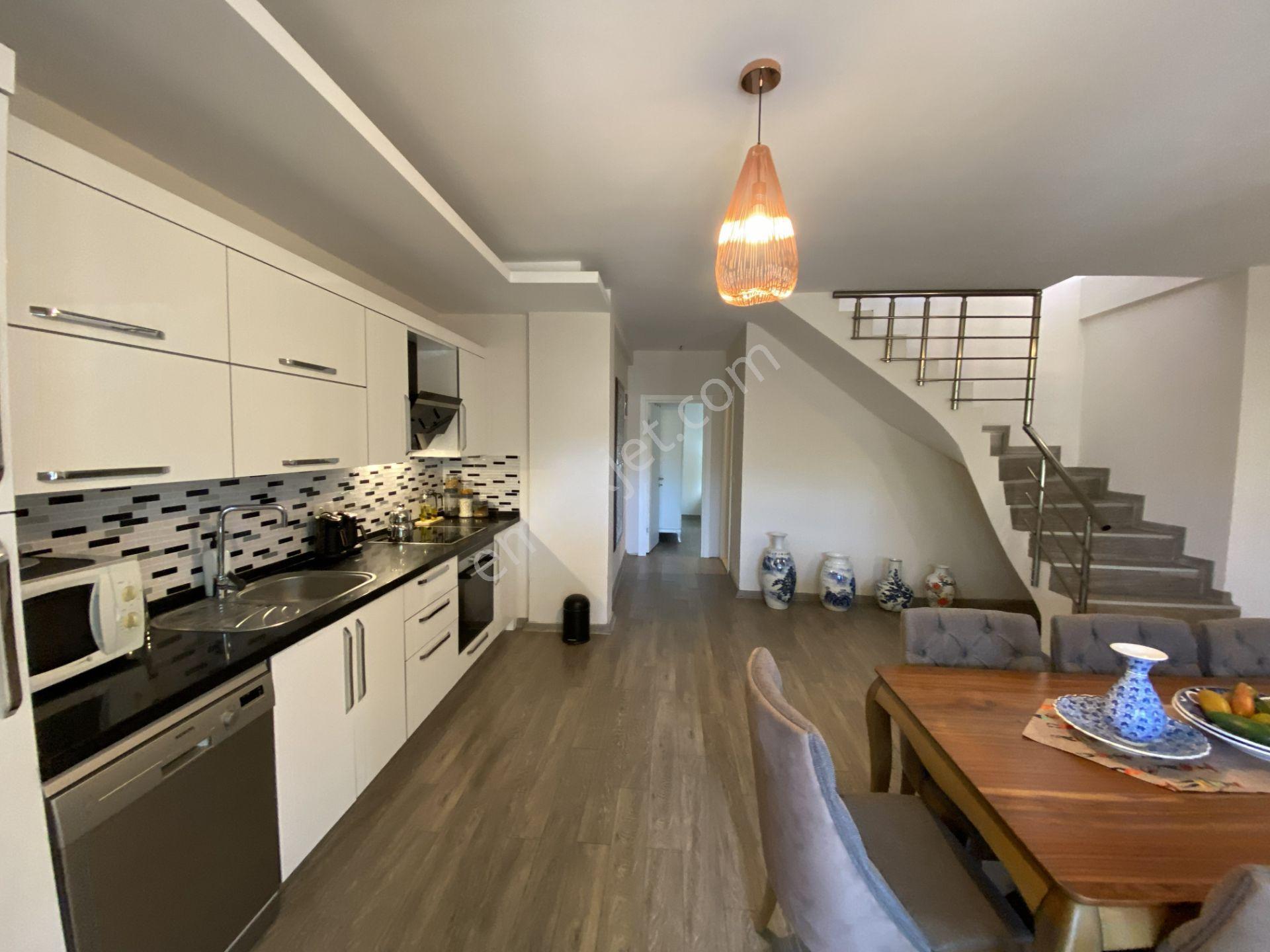 Çeşme Marina Yakını 3 0da 2 Salon Kapalı Şık Verandalı Satılık Dubleks Lüks Daire - Görsel 25