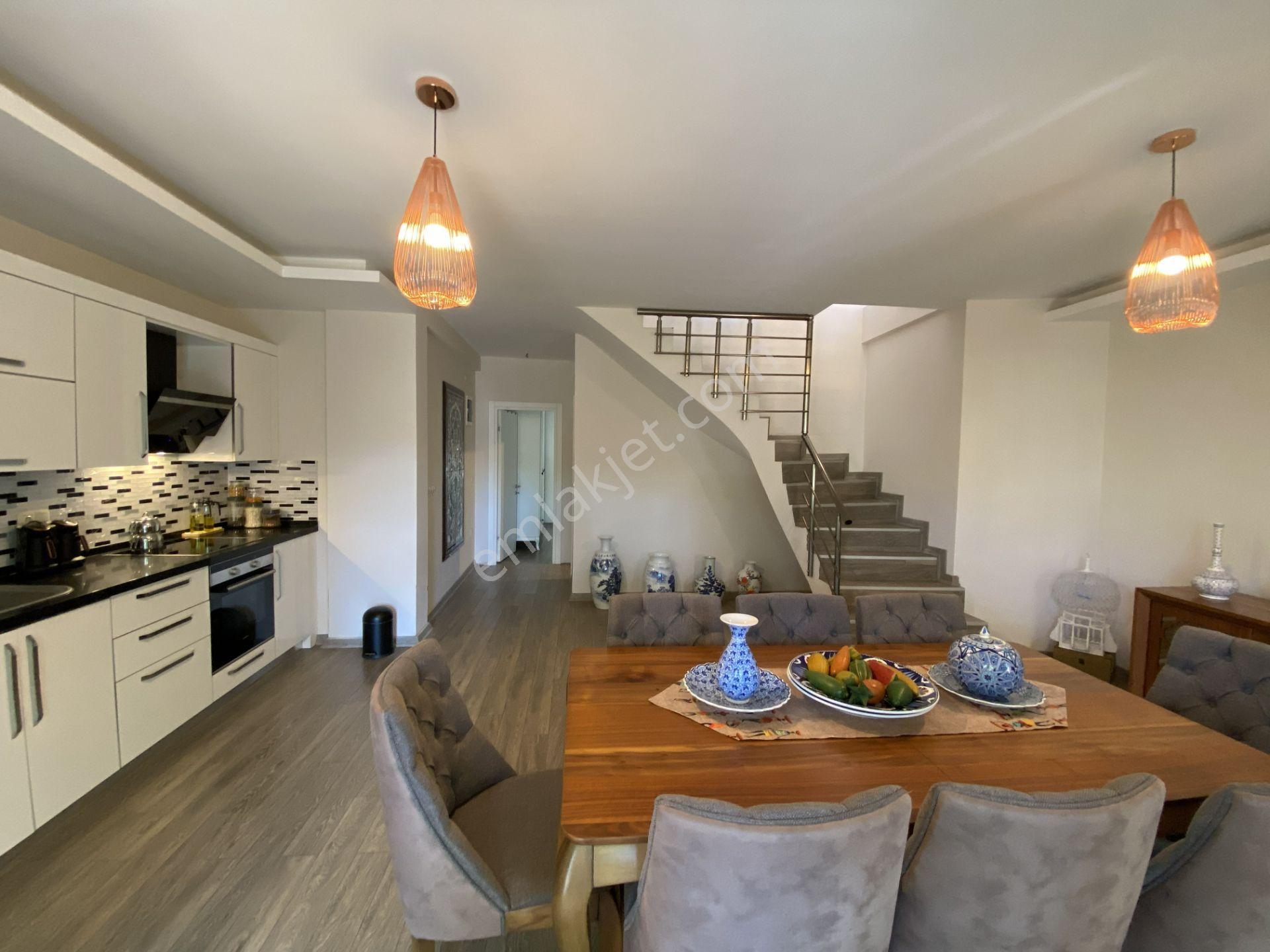 Çeşme Marina Yakını 3 0da 2 Salon Kapalı Şık Verandalı Satılık Dubleks Lüks Daire - Görsel 27