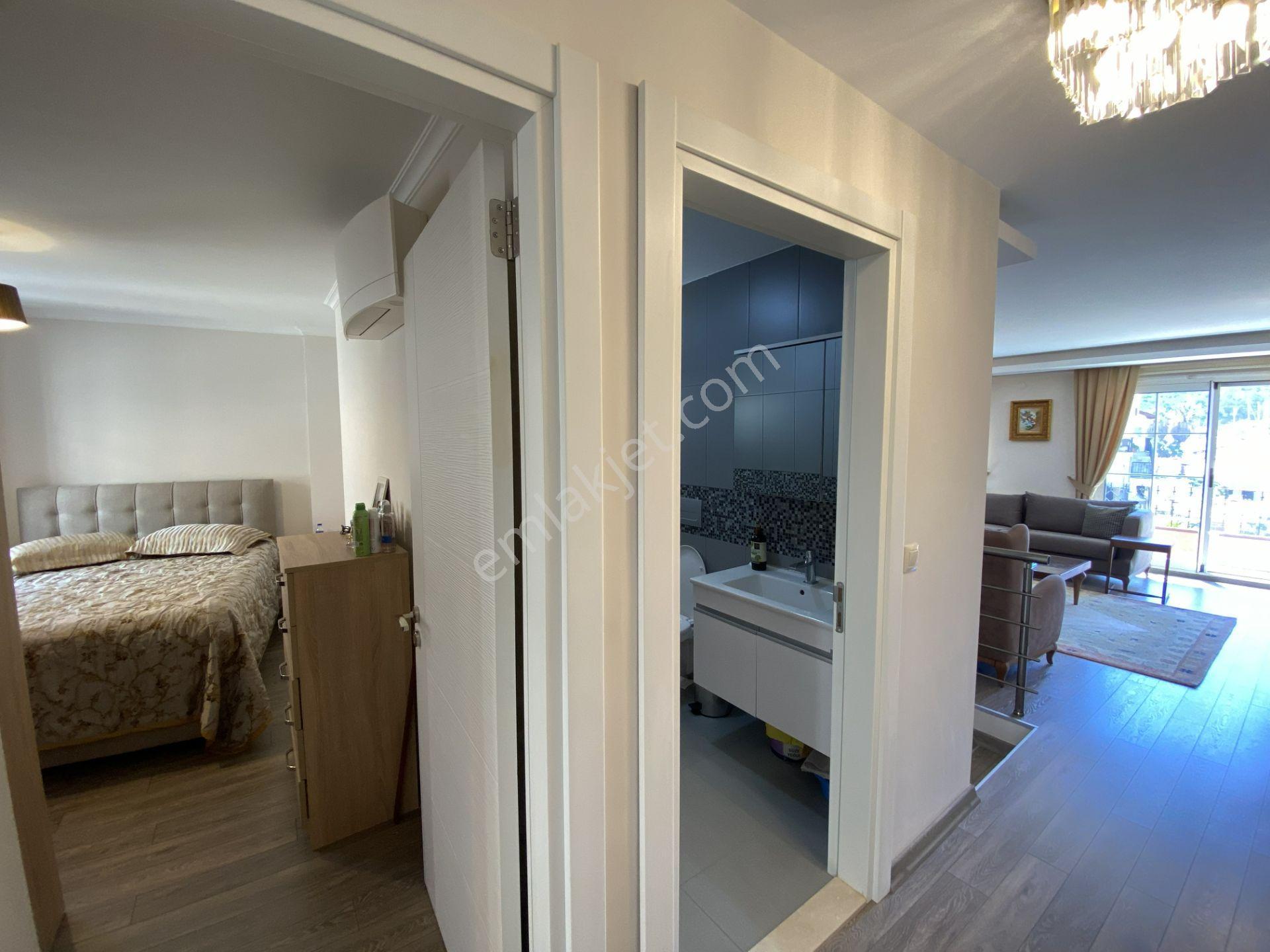 Çeşme Marina Yakını 3 0da 2 Salon Kapalı Şık Verandalı Satılık Dubleks Lüks Daire - Görsel 14