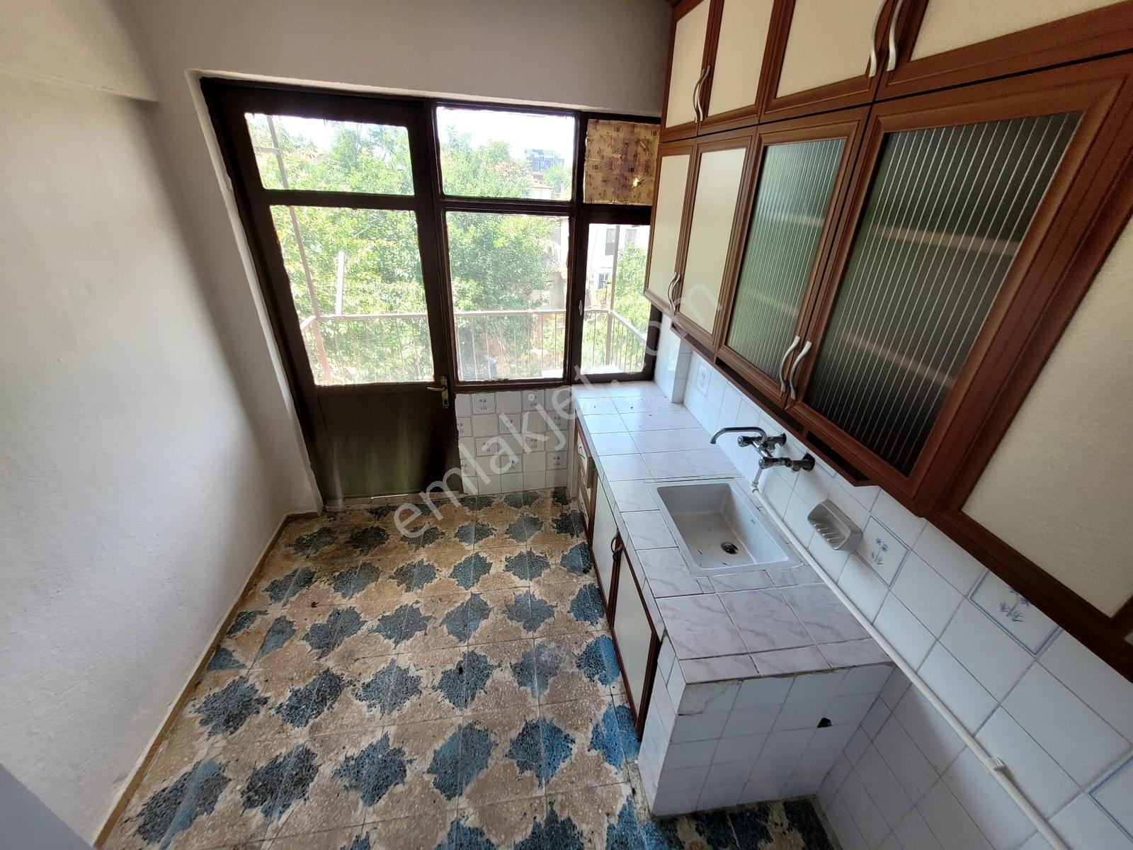 Edremit Gaziilyas Mah.de Ara Kat 3+1 Kiralık Daire - Görsel 9