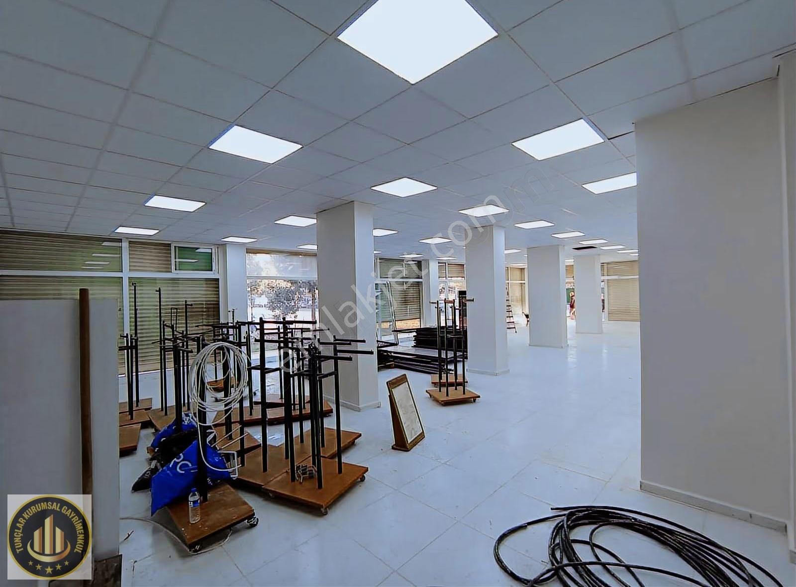 Kent Meydanı Civarı (230 M2) Ana Caddeye Sıfır Köşe Başı Dükkan - Görsel 6