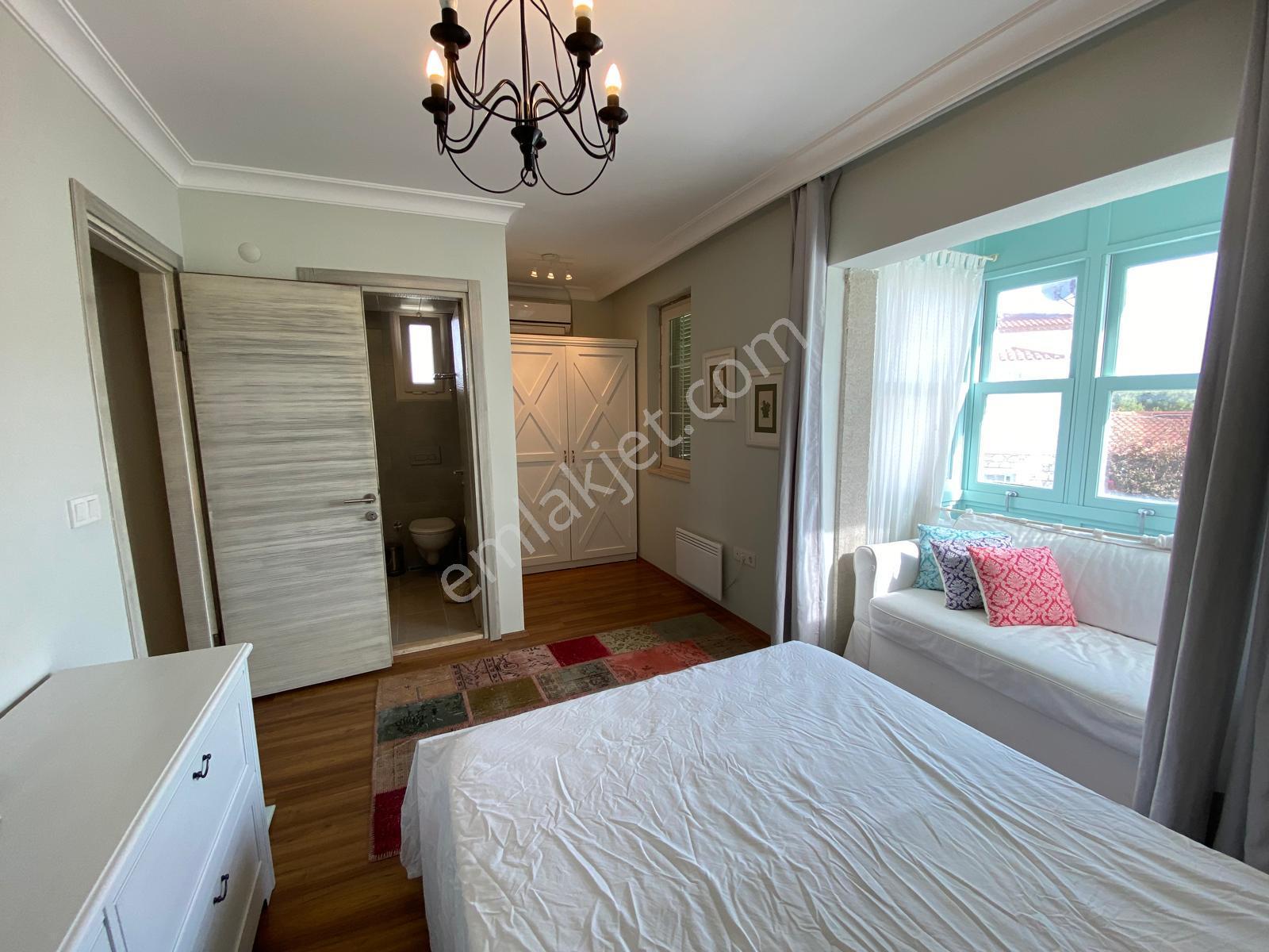 Alaçatı Hacımemiş'de Kiralık Müstakil Havuzlu Müstakil 4+1 Lüks Taş Villa - Görsel 32