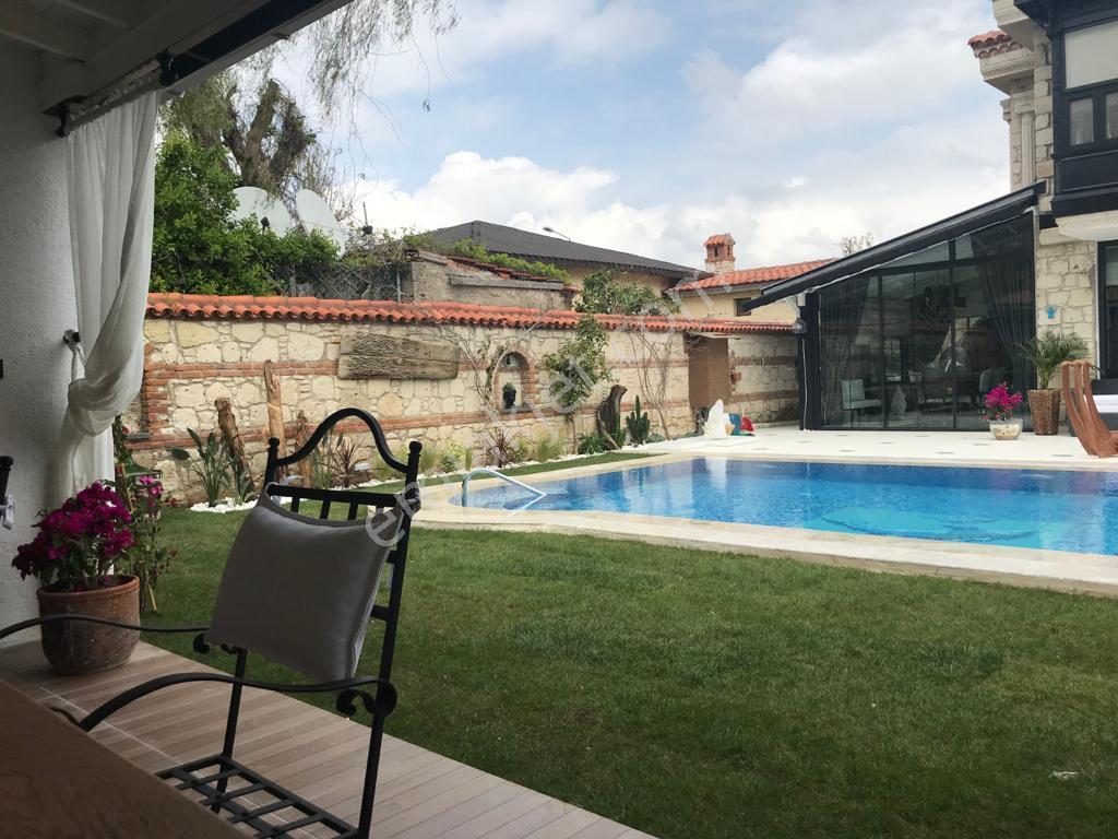 Alaçatı Köyiçinde 4+1 Havuzlu Sezonluk Kiralık Ultra Lüks Taş Ev - Görsel 2