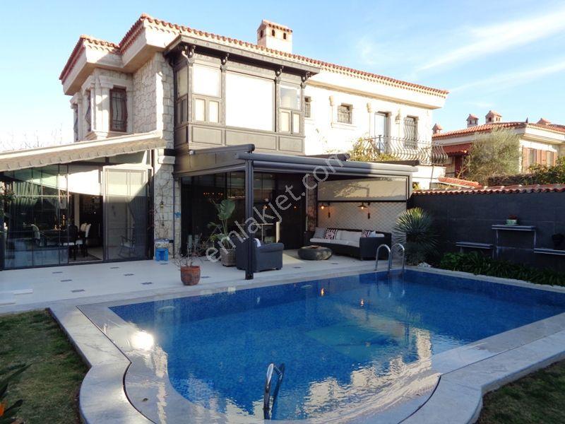 Alaçatı Köyiçinde 4+1 Havuzlu Sezonluk Kiralık Ultra Lüks Taş Ev