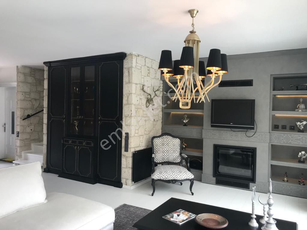 Alaçatı Köyiçinde 4+1 Havuzlu Sezonluk Kiralık Ultra Lüks Taş Ev - Görsel 27