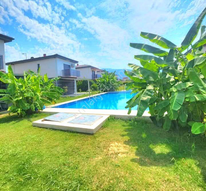 Kuşadasında Plaja Yakın Havuzlu Sitede Köşe Konumlu Otoparklı Bahçeli Villa - Görsel 34