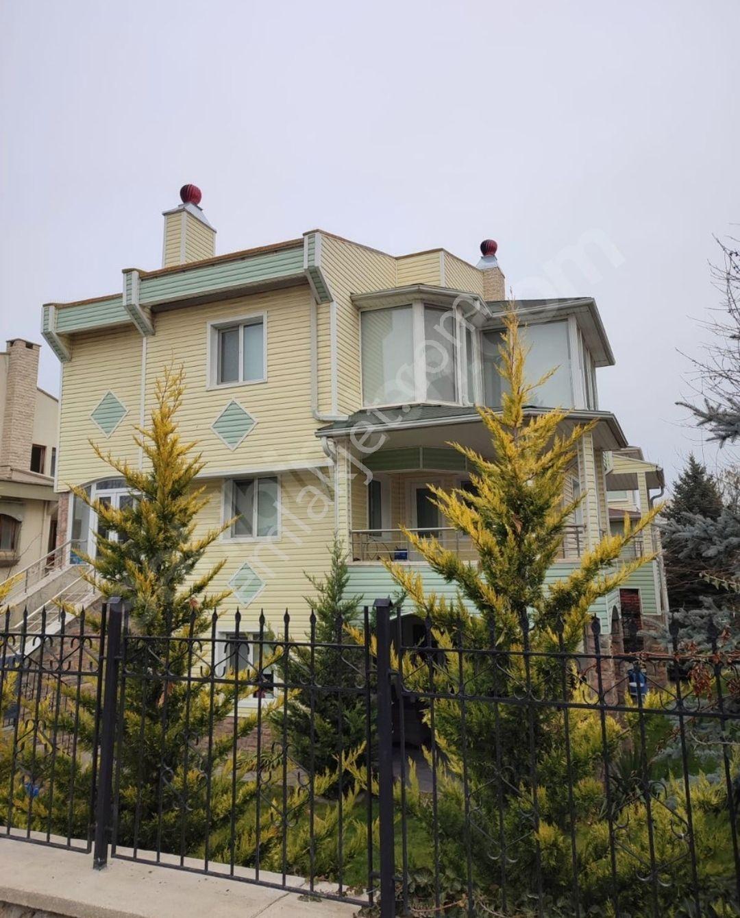 Gölbaşı Gökkuşağı Sitesinde Tam Müstakil Yapılı Villa