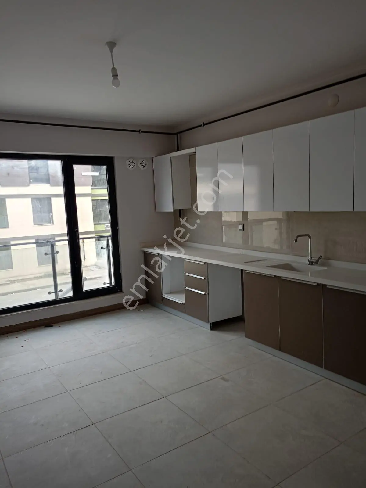 Göl Manzaralı Kapalı Mutfaklı 3+1 Kiralık Daire - Görsel 2