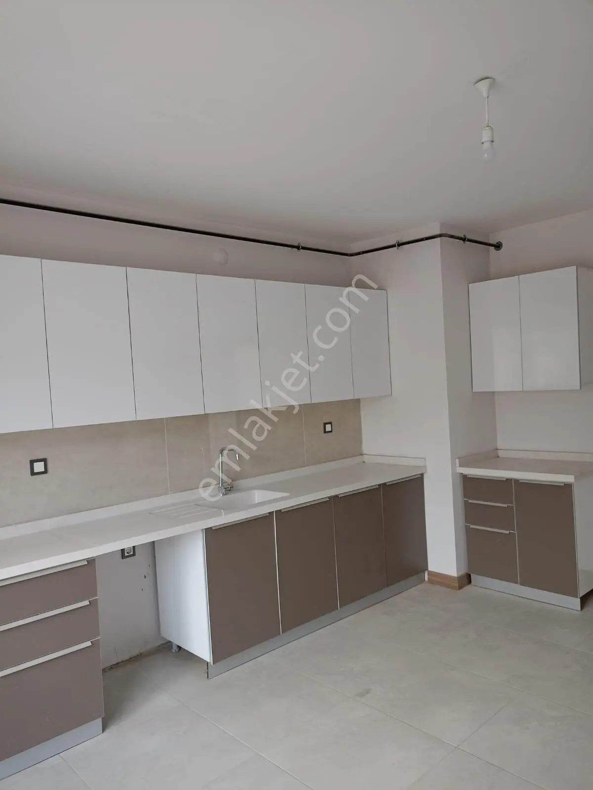 Göl Manzaralı Kapalı Mutfaklı 3+1 Kiralık Daire - Görsel 3