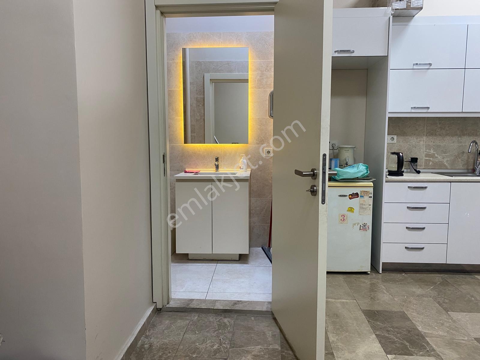 Remax Anı 'dan Çengelköy Bosna Bulvarı 'nda Kiralık Dükkan - Görsel 31