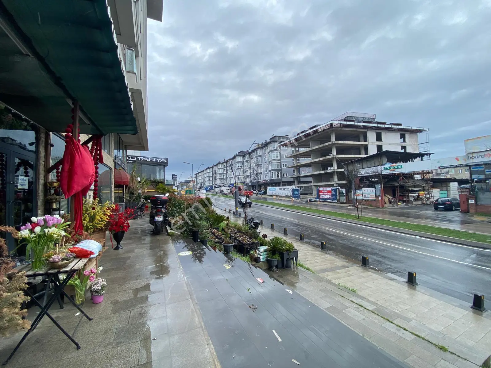 Remax Anı 'dan Çengelköy Bosna Bulvarı 'nda Kiralık Dükkan - Görsel 5
