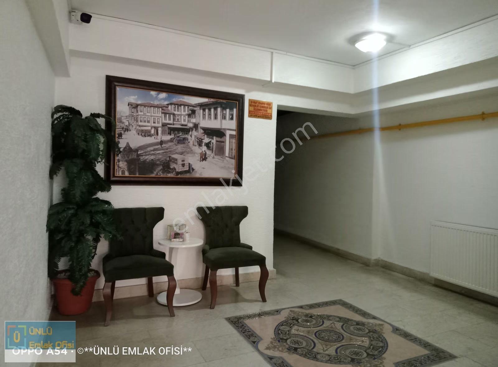 Ünlü Emlaktan Şehrin Merkezi Konumunda Arakat Lüks Eşyalı Daire - Görsel 5