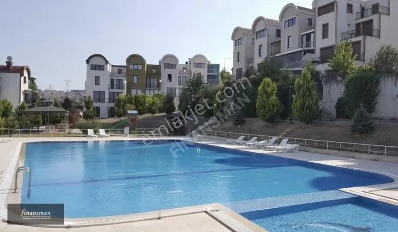 Kelepir..geniş Bahçeli..havuzlu..köşe..kışbahçeli Villa
