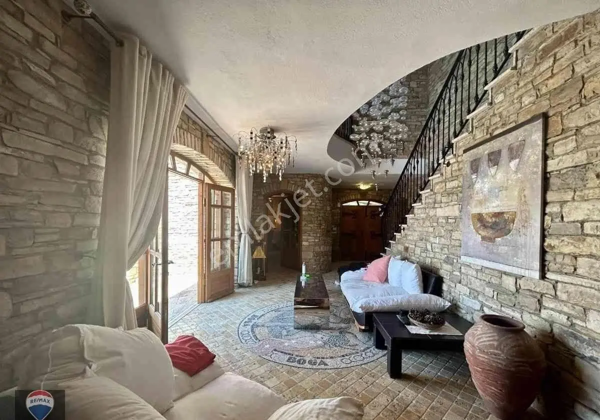 Kuşadası’nda Deniz Manzaralı Taş Malikane - Hem Özel Villa Hem Butik Otel Potansiyelli! - Görsel 3