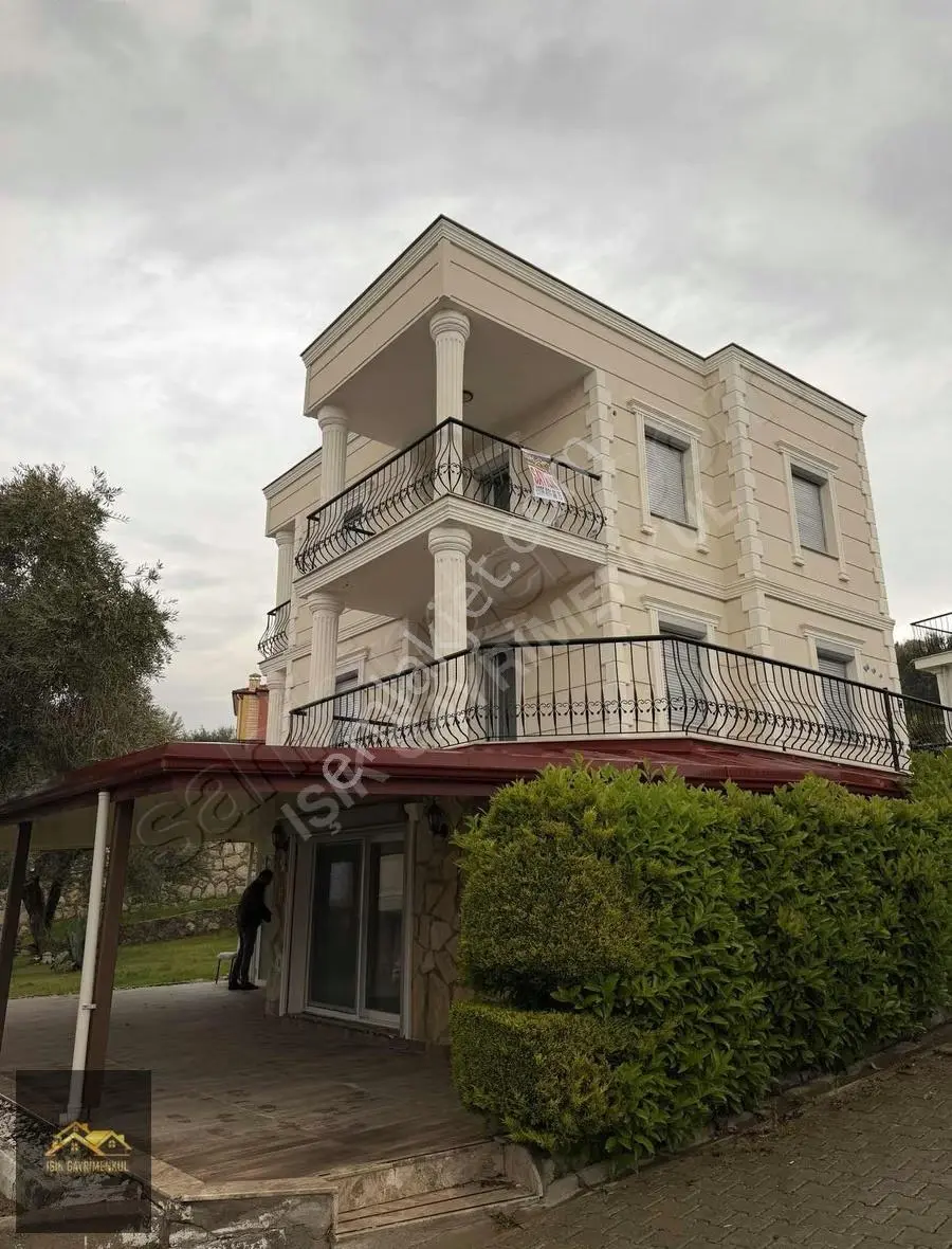 Soğucak Mevkiinde Deniz Manzaralı Havuzlu 4+1 Bakımlı Villa