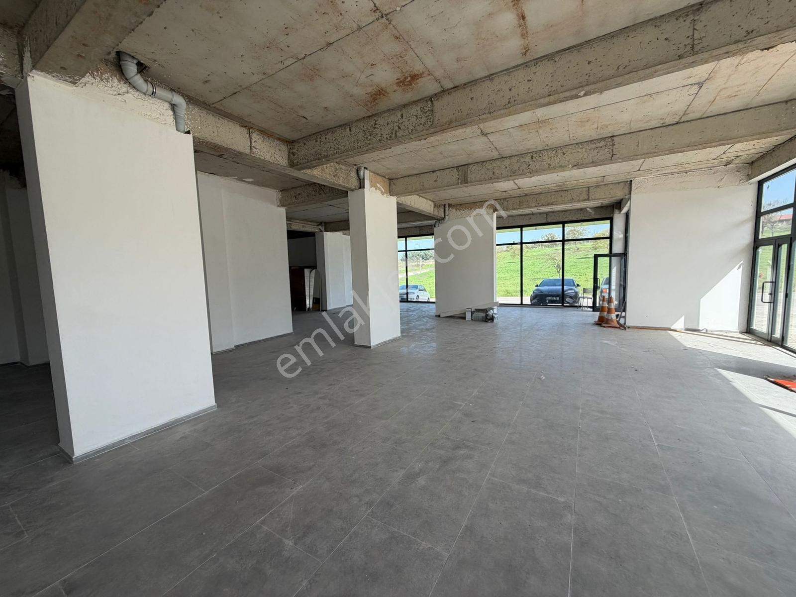 Başiskele Belediye Yakınında 360 M2 Yeni Bina Satılık Dükkan - Görsel 4