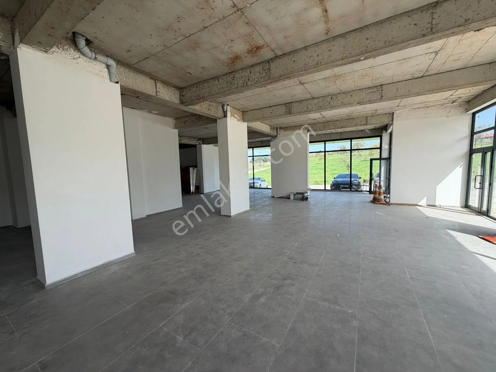 Başiskele Belediye Yakınında 360 M2 Yeni Bina Kiralık Dükkan - Görsel 5
