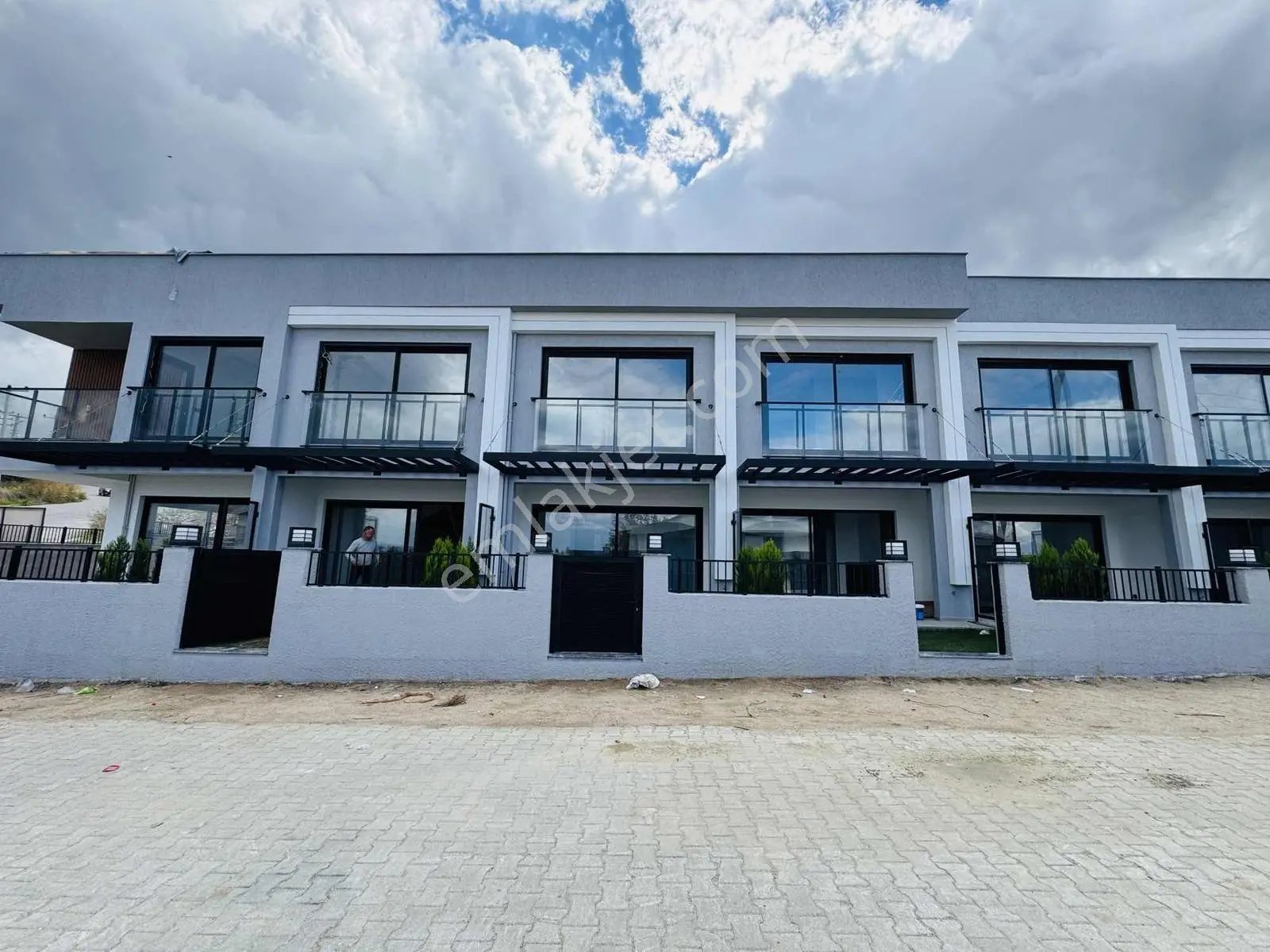 Kuşadası Güzelçamlı'da Ortak Havuzlu Satılık 3+1 Yazlık - Görsel 2