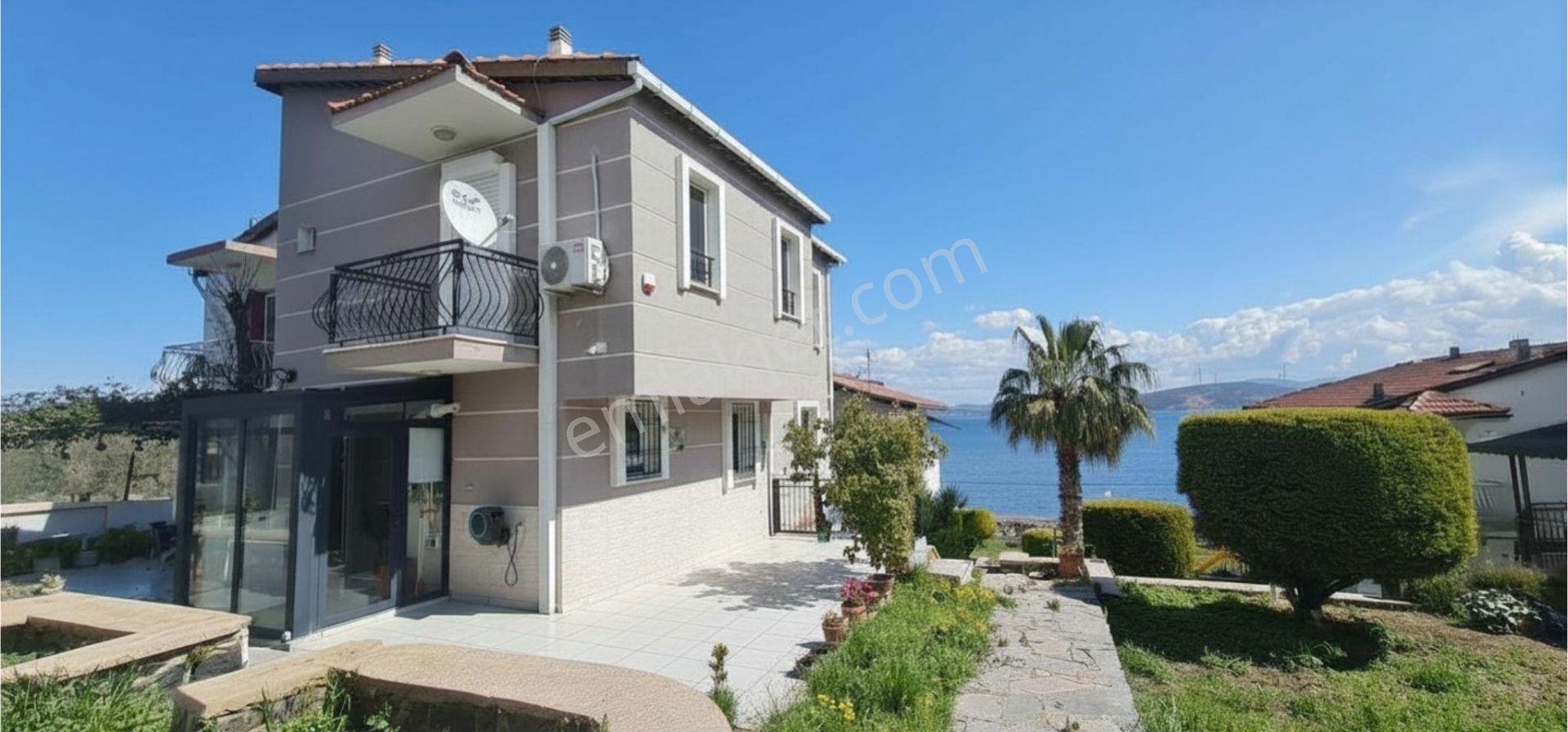 Yenifoçada Deniz Manzaralı Doğalgazlı Satılık 3+1 Dubleks Villa