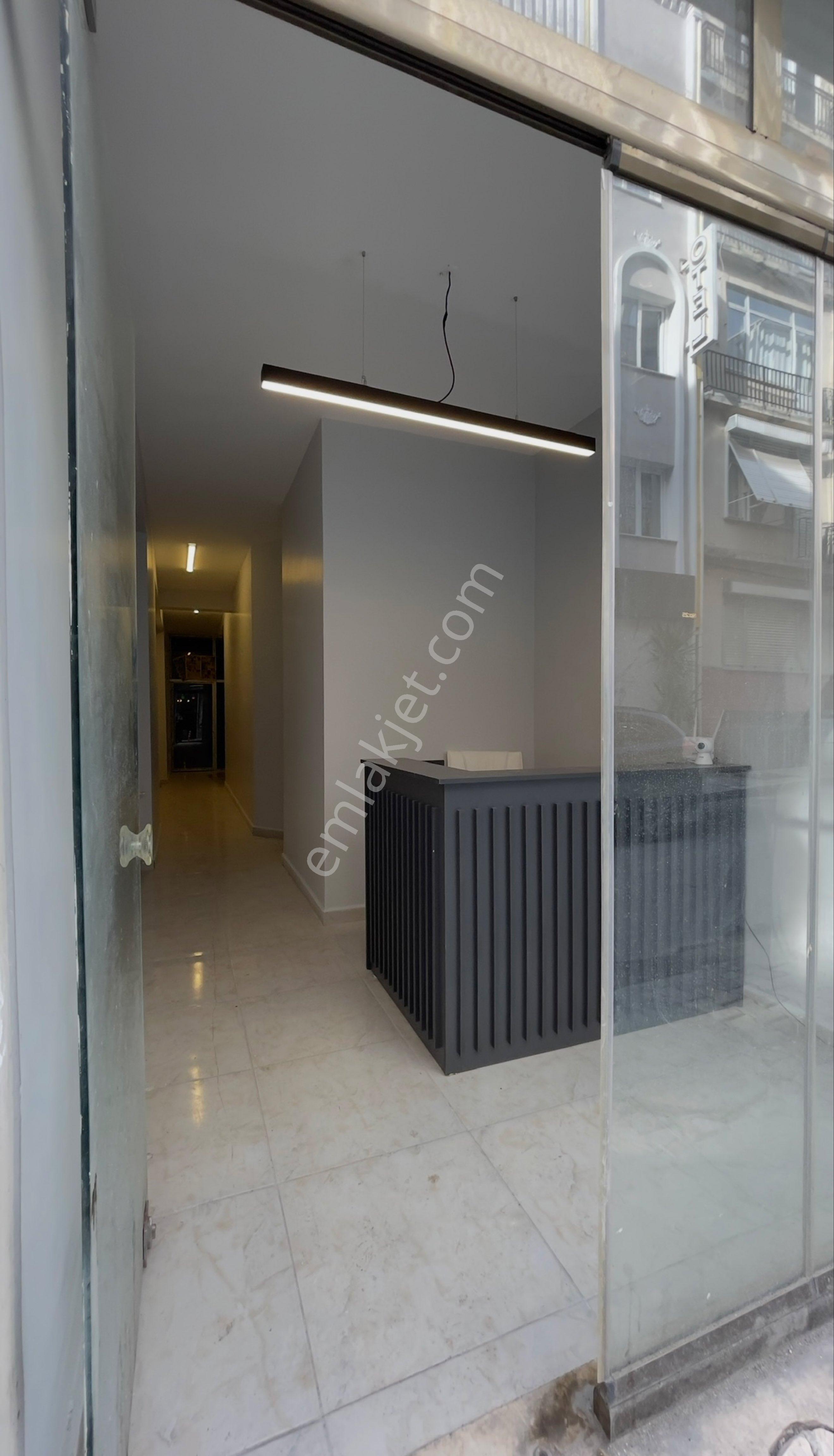 Ebuziya Caddesine Yakın Düz Giriş Bakımlı Kiralık Boş Dükkan
