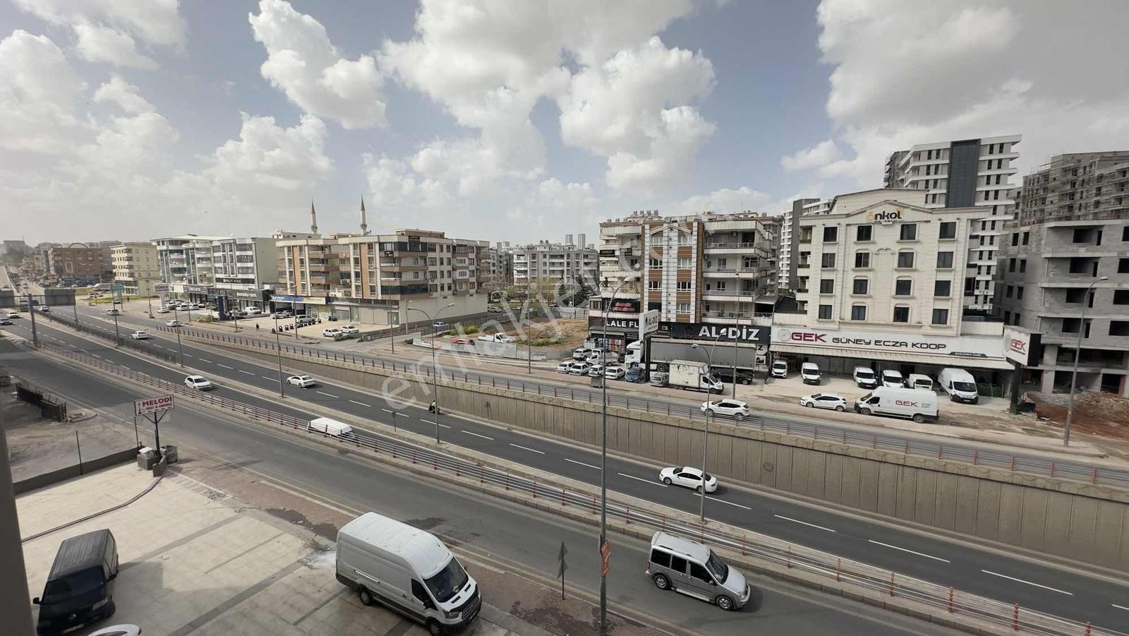 Cb Acar'dan Sırrın Ana Yolda Merit Park'ta Satılık Ön Cephe 1+1 - Görsel 22