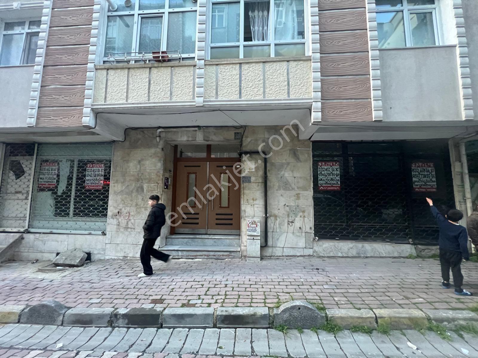 Yenibosna Çobançeşme Mahallesinde Satılık 2 Katlı Depolu Dükkan İşyeri Ofis Depo