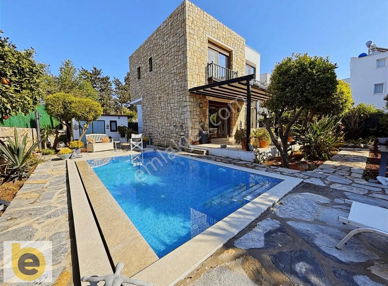 Ortakent'te Merkezi Konumda Bahçe Ve Havuzlu 3+1 Müstakil Villa
