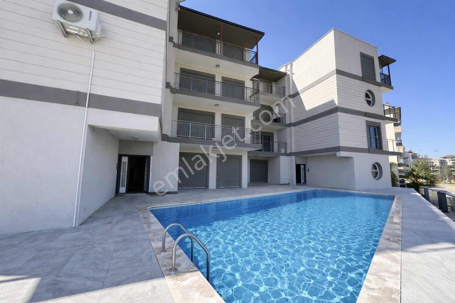 Kuşadası Davutlar'da Havuzlu Kapalı Otoparklı Satılık 2+1 Daire