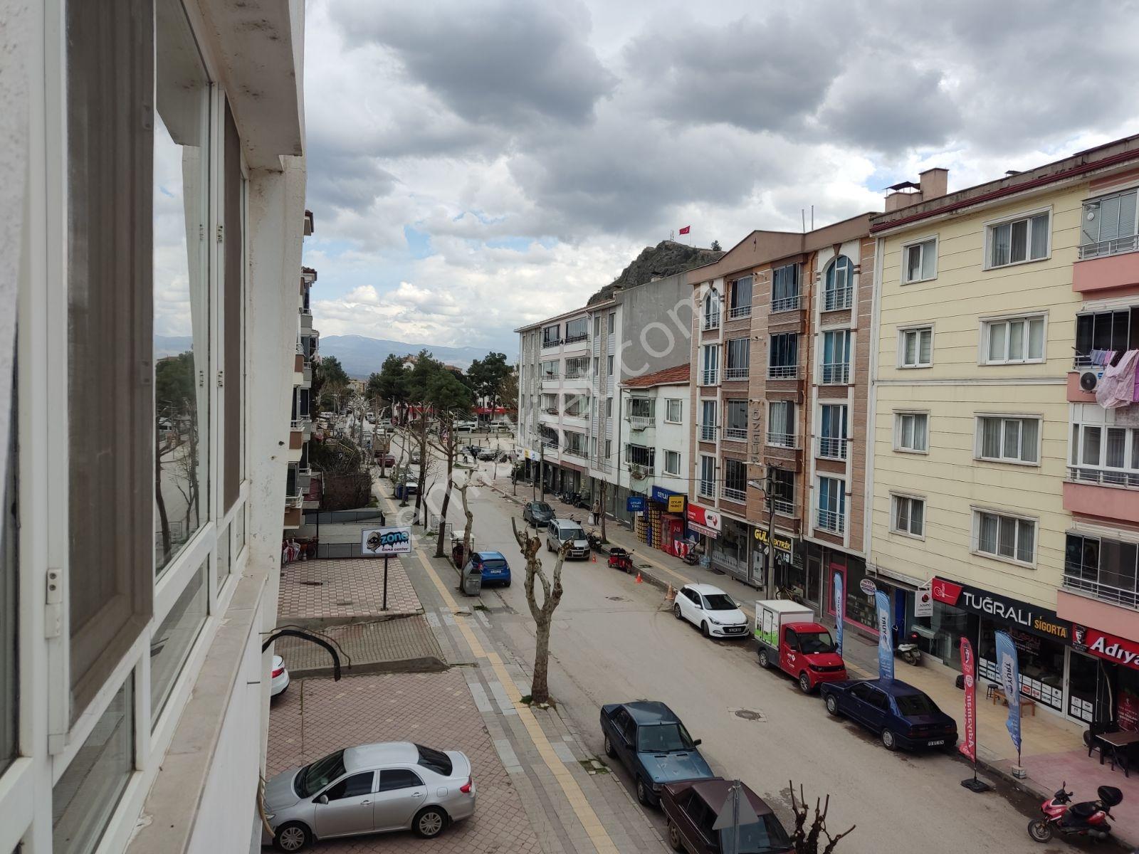 Yeni Mahalle'de Ana Cadde Üzerinde 3+1 Geniş Kiralık Daire - Görsel 15